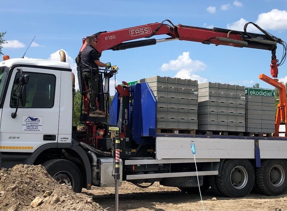 Nákladné auto s hydraulickou rukou – Mercedes Actros 2641 - Galatostav