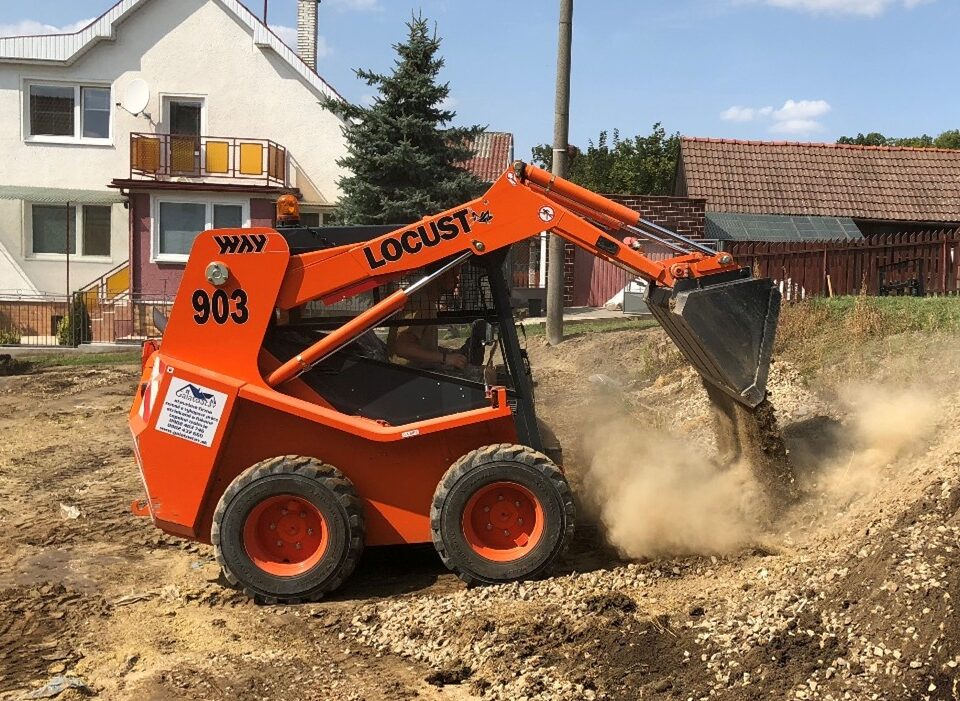 šmykom riadený nakladač Locust 903 - Galatostav
